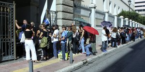 Τεράστιες ουρές στο Θέατρο Τέχνης /Φωτογραφία: Intimenews