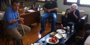 Ο Σταύρος Θεοδωράκης με γκλίτσα και σανδάλια στο γραφείο του Γιάννη Μπουτάρη [ει