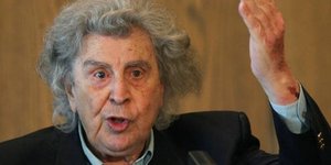 Μίκης Θεοδωράκης: Η επίσκεψη της Μέρκελ είναι πρόκληση [βίντεο]