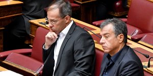 Ο Γιώργος Μαυρωτάς και ο Σταύρος Θεοδωράκης στη Βουλή / Φωτογραφία: Intimenews/ΧΑΛΚΙΟΠΟΥΛΟΣ ΝΙΚΟΣ