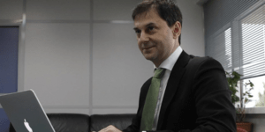 Ποιος είναι ο μισθός του Χάρη Θεοχάρη και των άλλων γενικών γραμματέων στα υπουρ