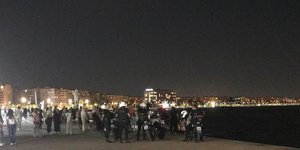 Έπεσαν στον Θερμαϊκό την ώρα που επιβιβάζονταν σε καραβάκι (Φωτογραφία: thestival)