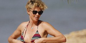 Βρεγμένη Πρωτοχρονιά για τη Σαρλίζ Θερόν και το μπίκινι της στη Χαβάη [εικόνες]