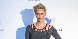 H Σαρλίζ Θερόν ακολουθεί τις τάσεις της μόδας