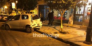 Το ΙΧ έπεσε σε παρκαρισμένα οχήματα/ Φωτογραφία: thestival