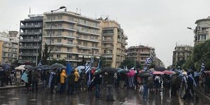 Υπό βροχή η νέα συγκέντρωση για τη Μακεδονία (Φωτογραφία: life-events)