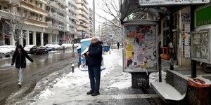Μάταιη η αναμονή στη στάση λεωφορείου / Φωτογραφία: InTime News