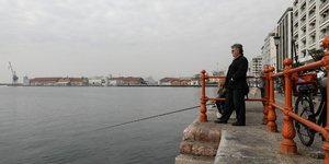 Ψάρεμα στην προκυμαία στη Θεσσαλονίκη / Φωτογραφία: Konstantinos Tsakalidis / SOOC