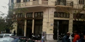 Η ΕΛ.ΑΣ έκανε έφοδο και συνέλαβε τον 62χρονο που απειλούσε να κάψει το κτίριο