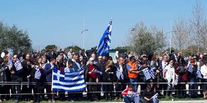 Συγκεντρωμένοι πολίτες με σημαίες στην παρέλαση της Θεσσαλονίκης