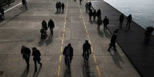 Πολίτες στη Θεσσαλονίκη (Φωτογραφία: Konstantinos Tsakalidis / SOOC)
