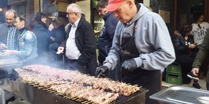 Ψησταριές στους δρόμους της Θεσσαλονίκης για την Τσικνοπέμπτη (Φωτογραφία: thestival.gr)