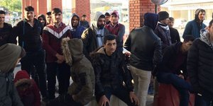 Εξω από την Αστυνομική Διεύθυνση Θεσσαλονίκης/ Φωτογραφία: thessnews