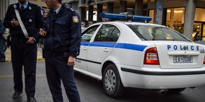 Αγνωστοι έσπασαν τζαμαρίες και αυτοκίνητα/Φωτογραφία: Eurokinissi