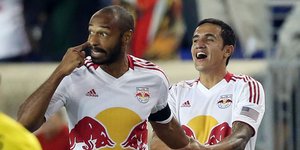 Απίστευτο γκολ του Τιερί Ανρί με απευθείας εκτέλεση κόρνερ [βίντεο]