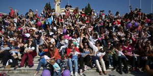 Εκατοντάδες μητέρες πλημμύρισαν τις ελληνικές πλατείες και θήλασαν δημόσια τα μω