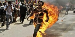 Αυτοπυρπολήθηκε για την πολιτική της Κίνας στο Θιβέτ [εικόνες & βίντεο]