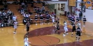 Προσπάθησε να σώσει την μπάλα και πέτυχε απίθανο τρίποντο [βίντεο]