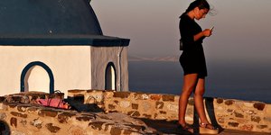 Κοπέλα στέλνει sms από το κινητό της τηλέφωνο / Φωτογραφία: Alexandros Michailidis / SOOC