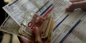 Η ΔΕΗ μειώνει το τιμολόγιο για τις μικρομεσαίες επιχειρήσεις και το αυξάνει για