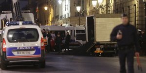 «Μαύρο» στον Ολάντ -Η Greenpeace ξεφόρτωσε ένα βουνό κάρβουνο στα Ηλύσια Πεδία [