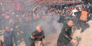 Χάος έξω από το κοινοβούλιο των Τιράνων (Φωτογραφία: AP Photo/ Hektor Pustina)