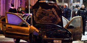 Λίγα λεπτά μετά την επίθεση με βόμβες μολότοφ στο ΑΤ Ακροπόλεως / Φωτογραφία: Eurokinissi