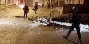 Ο 32χρονος φωτορεπόρτερ αυτοπυρπολήθηκε σε ένδειξη διαμαρτυρίας για την επιδείνωση της φτώχειας -Φωτογραφία: AP Photo/Mohamed Ben Salah    Πηγή: Τυνησία: Νέα επεισόδια μετά την ταφή του φωτορεπόρτερ που αυτοπυρπολήθηκε διαμαρτυρόμενος για την φτώχεια [εικόνες & βίντεο] 