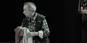 Ο Κώστας Αρζόγλου στην παράσταση «Το κτήνος στο φεγγάρι» στο θέατρο Σημείο