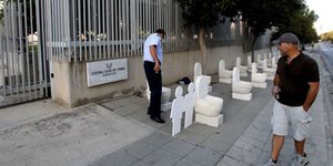 Εστησε 20 αυτοσχέδιες τουαλέτες έξω απο την Τράπεζα της Κύπρου για να διαμαρτυρη