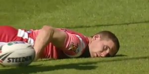 Παίκτης του ράγκμπι έριξε αναίσθητο στο χορτάρι αντίπαλό του [βίντεο]