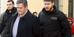 Με χειροπέδες στον εισαγγελέα ο Τομπούλογλου -Ζήτησε μίζα 25.000 ευρώ και τώρα λ