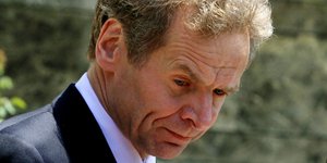 FAZ: Η Τρόικα δεν φεύγει από την Ελλάδα πριν από το 2016 -Ψάχνουν λύση για το χρ