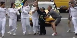 Παιδιά προσπάθησαν να αρπάξουν την Ολυμπιακή Φλόγα [βίντεο]