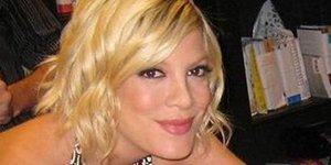 Το ακάλυπτο στήθος της Τόρι Σπέλινγκ κατά λάθος στο twitter [εικόνες]