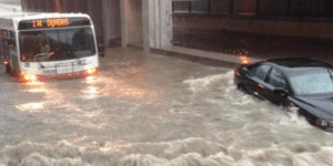 Πνίγηκε το Τορόντο: Η χθεσινή καταιγίδα η μεγαλύτερη στην ιστορία της πόλης [εικ
