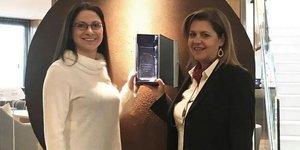 Η Managing Director κα. Αικατερίνη Δήμα (δεξιά) και η Marketing Manager κα. Σοφία Τιλαβερίδη (αριστερά)