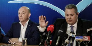 Ο εκπρόσωπος Τύπου των ΑΝΕΛ Θ. Τοσουνίδης (αριστερά) και ο Π. Καμμένος -Φωτογραφία: EUROKINISSI/ΓΙΩΡΓΟΣ ΚΟΝΤΑΡΙΝΗΣ