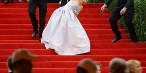 Τι τη θες την τουαλέτα; Καρέ καρέ η τούμπα γνωστής ηθοποιού στο κόκκινο χαλί [ει