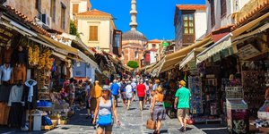 Πόσα χρήματα ξοδεύουν την ημέρα οι ξένοι τουρίστες στην Ελλάδα /Φωτογραφία: Shutterstock