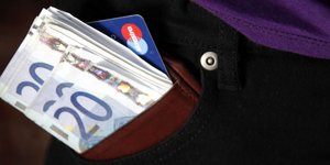 Δεν μπήκε στον πειρασμό να κρατήσει τα χρήματα το ζευγάρι από τη Βρετανία / Φωτογραφία: EUROKINISSI - Γιώργος Κονταρίνης