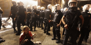 Πρωτοφανής βία στην Τουρκία – Η αστυνομία βάζει χημικά στις αντλίες νερού και ει