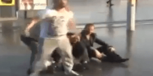 Κανονάκι εκτόξευσης νερού σωριάζει στο έδαφος Τούρκο διαδηλωτή [βίντεο]