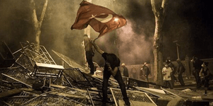 Νύχτα τρόμου – Φωτιές και οδοφράγματα σε Πόλη