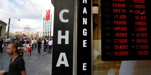 Κεντρικός εμπορικός δρόμος στην Κωνσταντινούπολη/Φωτογραφία: AP
