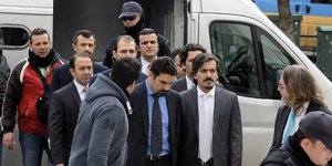 Οι 8 Τούρκοι αξιωματικοί που ζήτησαν άσυλο στην Ελλάδα. Φωτογραφία: Eurokinissi/ Τατιάνα Μπόλαρη 