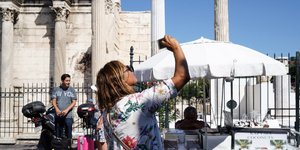 Τουρίστες στο κέντρο της Αθήνας/Φωτογραφία: Sooc