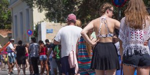 Τουρίστες σχηματίζουν ουρές περιμένοντας να επισκεφτούν την Ακρόπολη/Φωτογραφία:Eurokinissi/Βασίλης Ρούγγος