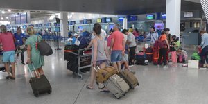 Τουρίστες στο αεροδρόμιο Ελ. Βενιζέλος/Φωτογραφία: Eurokinissi