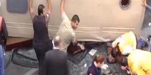 Οι απεγνωσμένες προσπάθειες των τραυματιών να απεγκλωβιστούν από το λεωφορείο το